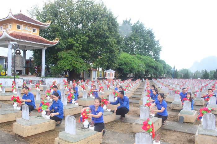 ‘Áo xanh’ chỉnh trang khuôn viên Nghĩa trang liệt sĩ quốc tế Việt Lào