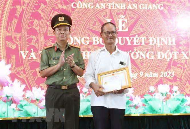 Vụ cháu bé bị ném xuống sông: Khen thưởng hành động cứu người