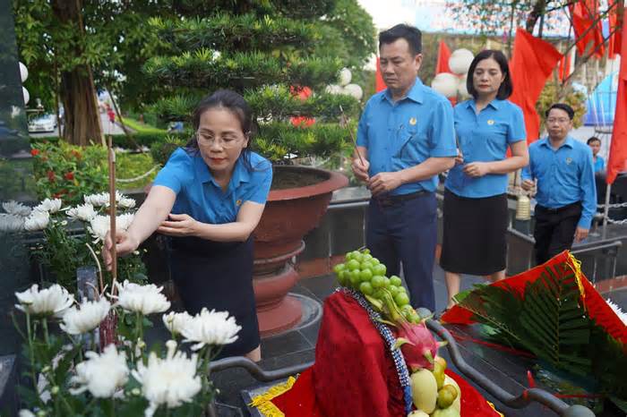 Đoàn đại biểu Đại hội Công đoàn Hải Phòng dâng hương đồng chí Nguyễn Đức Cảnh