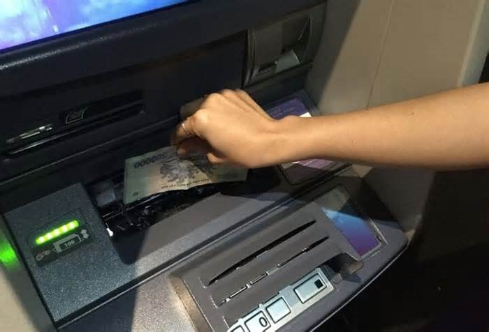 Gửi tiền vào thẻ ATM có bị mất phí?