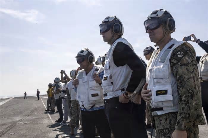 Đàm phán viên của Mỹ thăm tàu sân bay ở Trung Đông, nhắc nhở Iran