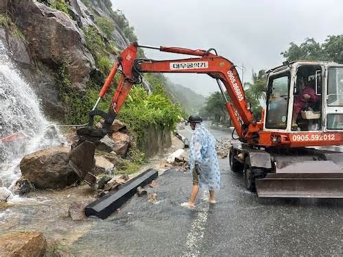 Sở Giao thông Đà Nẵng dọn đá lăn, sạt lở núi Sơn Trà