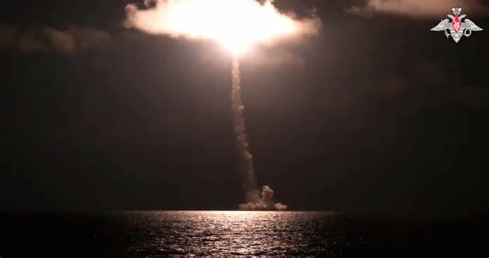 Video cho thấy việc phóng tên lửa đạn đạo Bulava từ tàu ngầm Nga