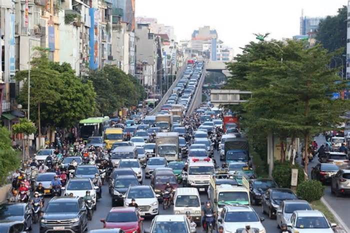 Hạ tầng giao thông Hà Nội chới với trước sự bùng nổ phương tiện cá nhân