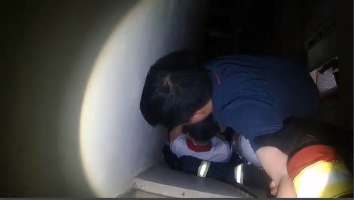 Cảnh sát cứu hộ thiếu nữ suýt rơi từ ban công tầng 20 chung cư