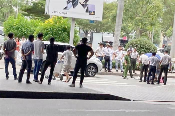 Người phụ nữ bị ô tô tông văng ở nhà ga quốc tế Tân Sơn Nhất