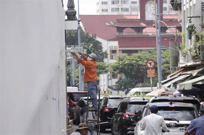 Tốn 5 tỉ đồng sơn sửa, chống vẽ bậy trên các cầu lớn