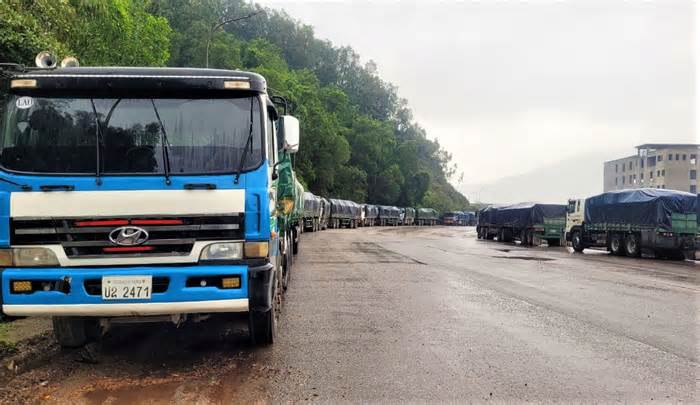 Hàng trăm xe chở hàng ùn ứ nhiều ngày dọc Quốc lộ 12C ở Hà Tĩnh