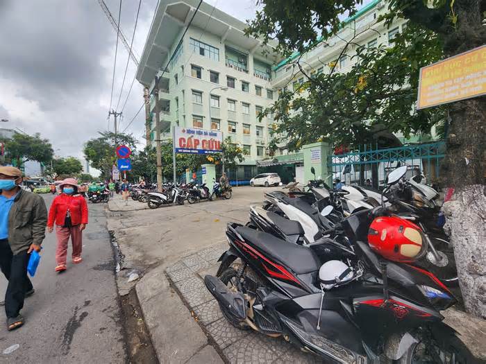 Đề xuất phân luồng một chiều trước cổng Bệnh viện Đà Nẵng, tăng dung tích giữ xe