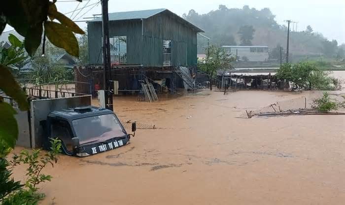 Mưa lớn gây ngập lụt và sạt lở nhiều nơi tại Hà Giang