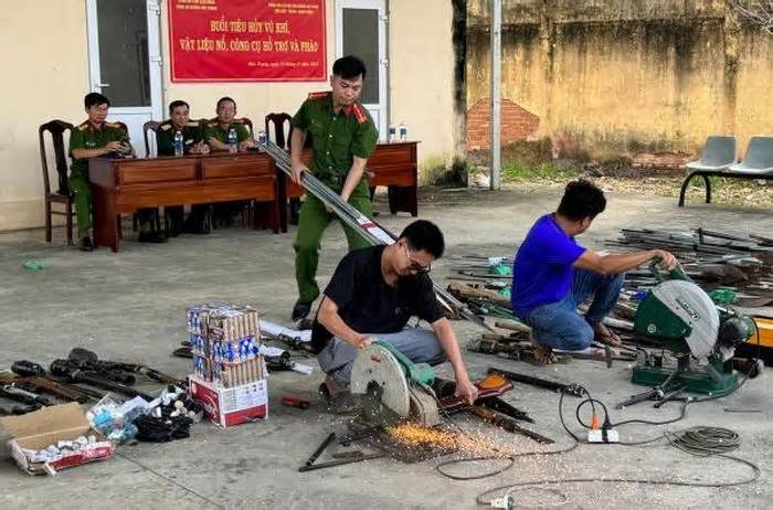Công an tiêu hủy toàn bộ vũ khí tự chế, hung khí nguy hiểm ở Lâm Đồng