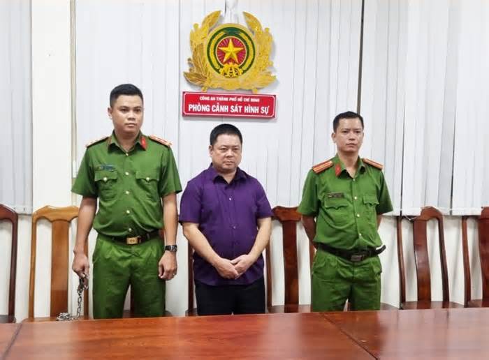 Bắt kẻ nhận 100.000 USD 'chạy án' cho nguyên Cục trưởng Cục Đăng kiểm Việt Nam