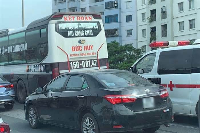 Phẫn nộ xe khách 15G-001.47 chặn đầu xe cứu thương trên đường Vành đai 3