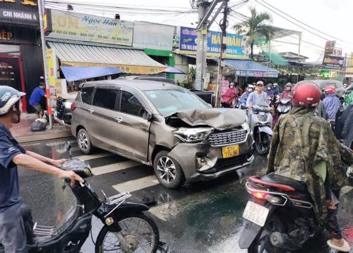 Ô tô tông loạn xạ rồi lao vào nhà dân, một người tử vong