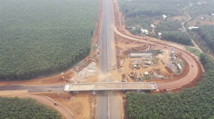 Thi công ngày đêm kịp khánh thành cao tốc Phan Thiết - Dầu Giây ngày 29.4