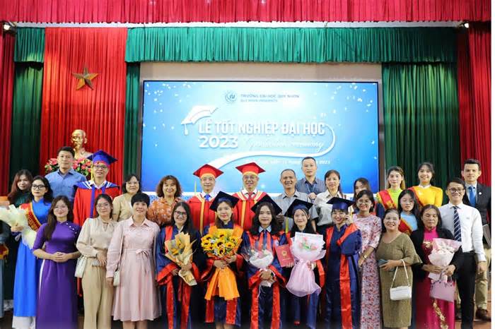 Trường Đại học Quy Nhơn trao bằng tốt nghiệp cho 485 tân cử nhân, kỹ sư