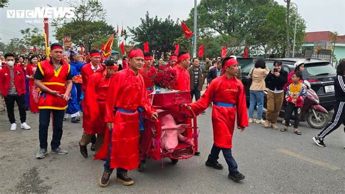 Bắc Ninh: Dân làng Ném Thượng tổ chức nghi lễ chém lợn trong phòng kín