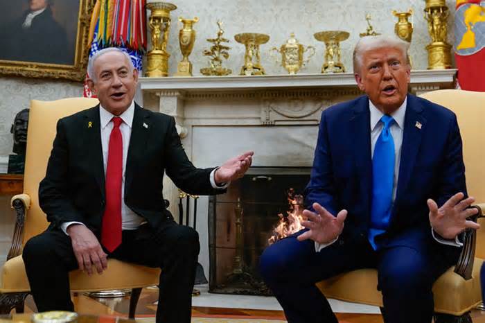 Ông Trump nói gì khi được Israel tặng máy nhắn tin vàng?