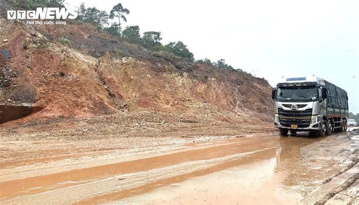 Hàng trăm tấn bùn đất đổ xuống cao tốc La Sơn-Túy Loan