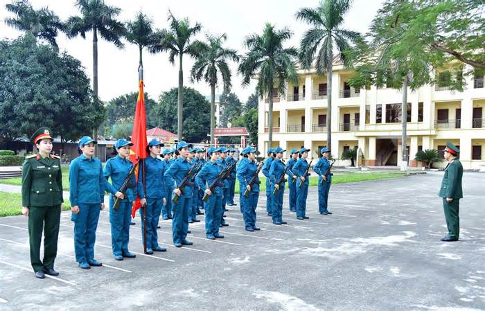 Ngắm những 'bóng hồng' dân quân tập luyện diễu binh, diễu hành