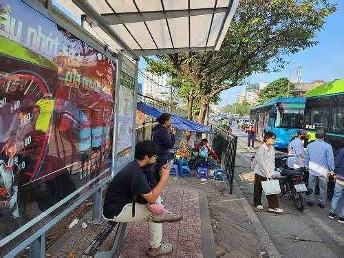 Nhiều điểm chờ xe buýt tại Hà Nội đang bị lấn chiếm