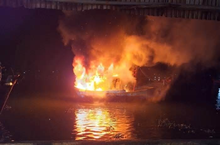 2 tàu cá Quảng Ngãi bốc cháy lúc rạng sáng