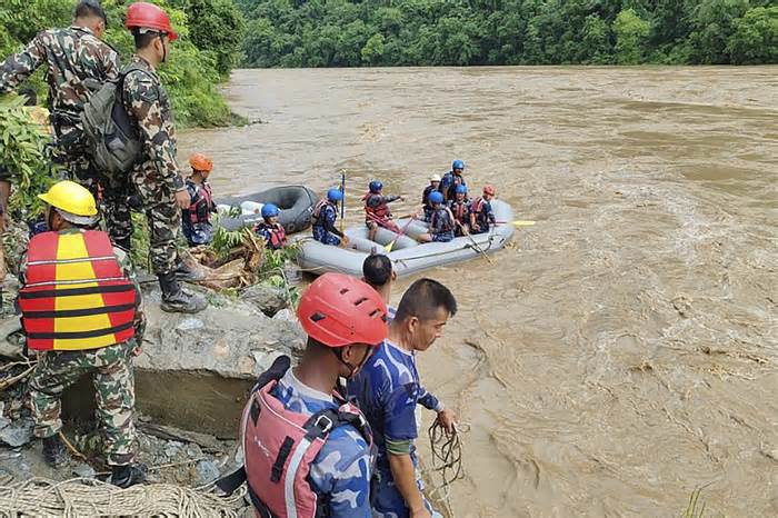 Hai xe khách chở 66 người bị cuốn xuống sông