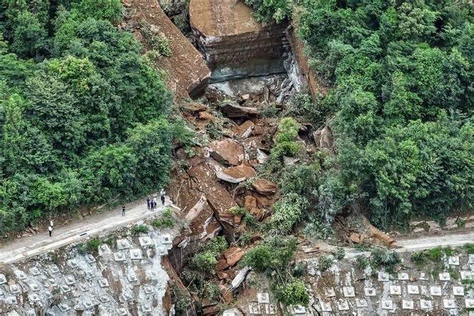 Trung Quốc: Mưa lớn làm lở đất tại miền Trung gây nhiều thương vong