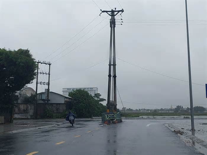 Cột điện 'chình ình' giữa ngã ba đường thành phố Hà Tĩnh bao giờ được di dời?