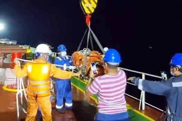 Cấp cứu thuyền viên người nước ngoài gặp nạn trên biển
