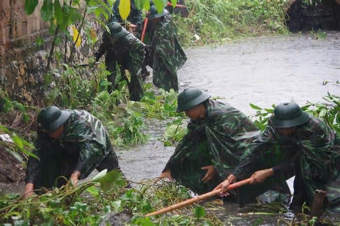 Hơn 500 chiến sĩ bộ đội dầm mình trong mưa bão giúp người dân chống ngập lụt ở Thanh Hóa