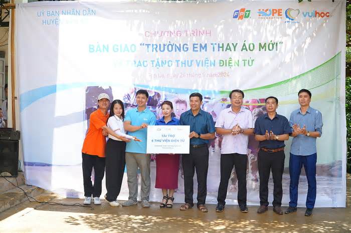 Học sinh vùng biên nhận phòng học và thư viện mới