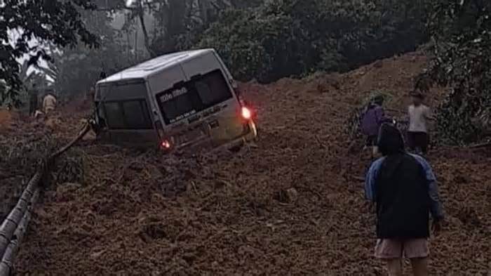 Hiện trường sạt lở đất vùi lấp xe khách khiến nhiều người tử vong ở Hà Giang