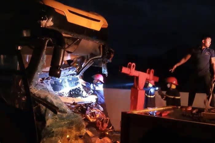 Ôtô tông nhau trên cao tốc Nha Trang - Cam Lâm, 2 người chết