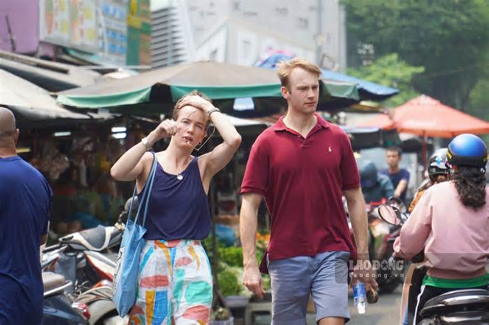 Khách quốc tế thích thú đi chợ nhà giàu giữa trung tâm TP Hồ Chí Minh