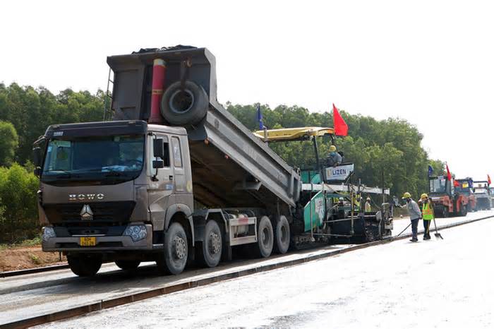 Cao tốc Biên Hòa - Vũng Tàu đoạn qua Đồng Nai bắt đầu thảm nhựa