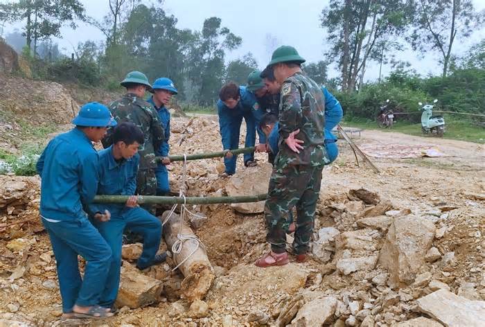 Đào đất làm đường giao thông phát hiện quả bom nặng hơn 2 tạ còn nguyên kíp nổ