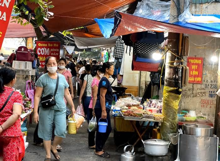 Chợ tạm 'mọc' trong khu tập thể Hà Nội, người dân phải tập thể dục về đêm