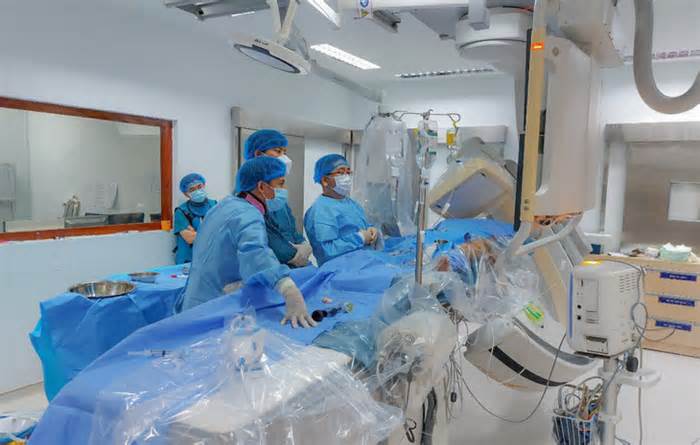 Cấp cứu bệnh nhân nước ngoài bị nhồi máu cơ tim khi về Ninh Thuận đón Tết