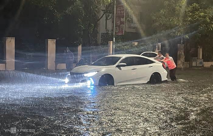 Mưa lớn, hàng loạt tuyến phố ở Đà Nẵng ngập nửa mét