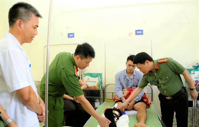 3 cán bộ chiến sĩ bị thương khi làm nhiệm vụ chữa cháy ở Nam Định
