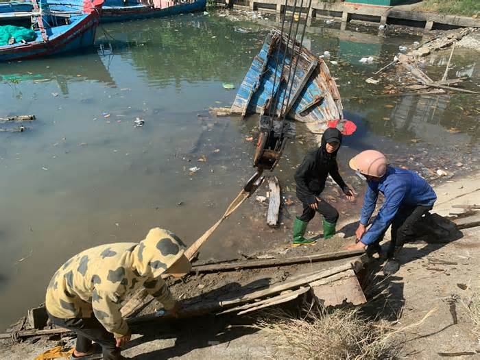 Quảng Ngãi 'xóa sổ' nghĩa địa tàu đắm ở cảng Sa Huỳnh
