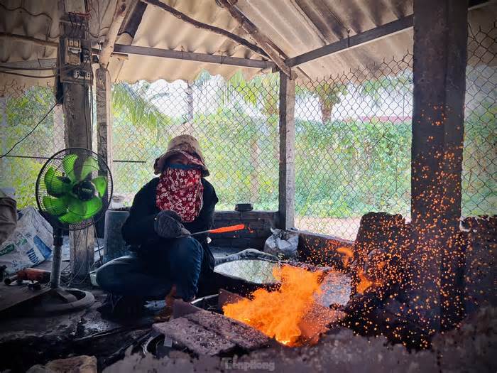 Quảng Ngãi: Làng rèn hơn 3 thế kỷ 'rực lửa' giữa ngày hè đổ lửa