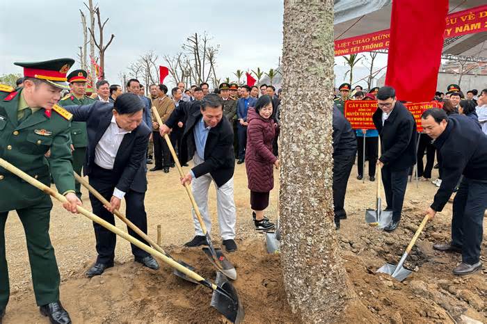 Nhiều tỉnh thành phát động 'Tết trồng cây' ngày đầu khai xuân