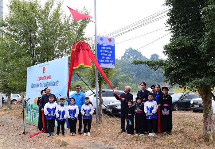 Tặng công trình thắp sáng đường quê, không gian thể thao thanh niên tại Tuyên Quang