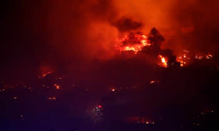 Lính cứu hỏa Chile bị cáo buộc phóng hỏa làm chết 137 người