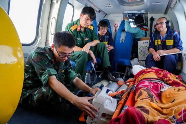 Cấp cứu bằng trực thăng đưa bệnh nhân đứt lìa 1/3 cánh tay vào đất liền an toàn