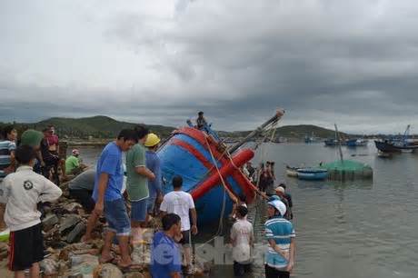 Tàu cá Phú Yên bị sóng đánh chìm ở Khánh Hòa, 5 người mất tích