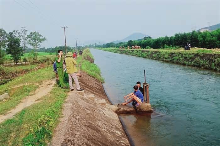 Bé trai gần 2 tuổi rơi xuống kênh đuối nước tử vong