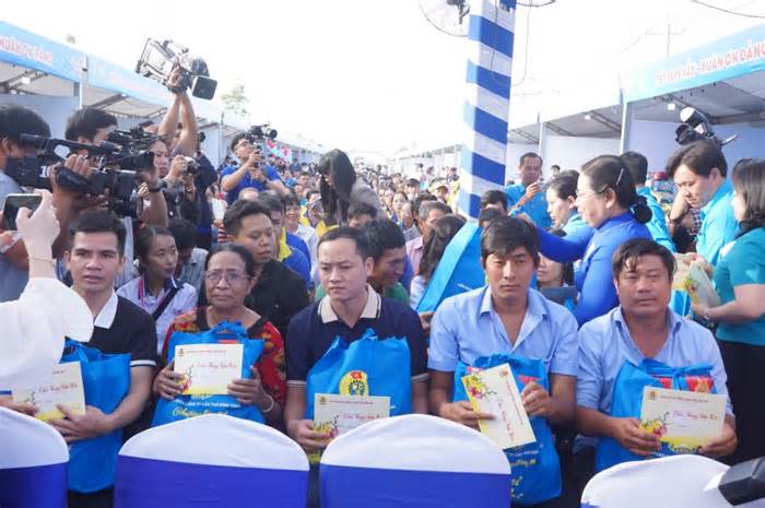 Quà Tết đầy tay, công nhân Cần Thơ mang xuân về nhà